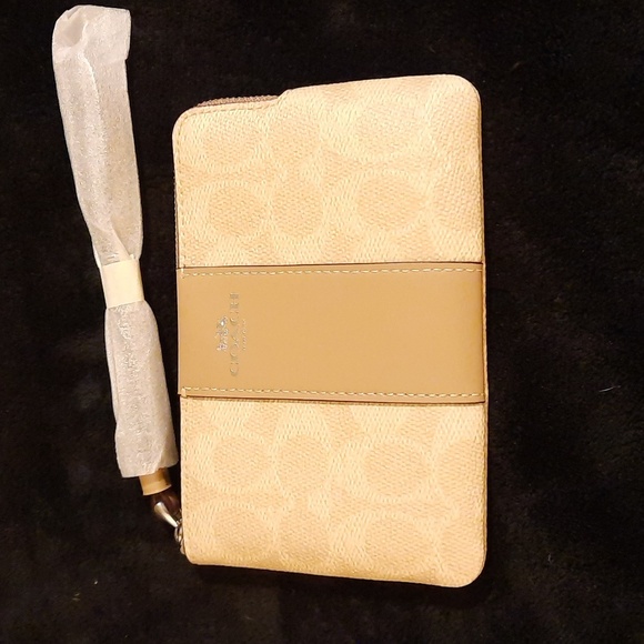 Coach Handbags - Host Pick 2/09 **COACH Stylish Leather Wristlet